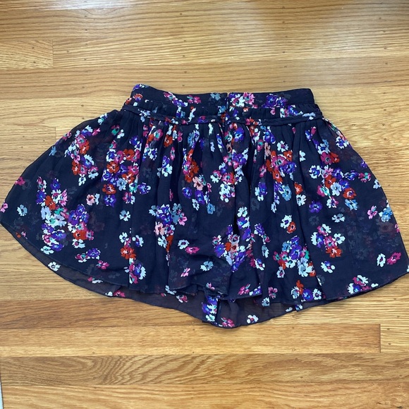 Flowy Flower Skirt with rope-like around the rim of the skirt and has a zipper - Picture 2 of 8